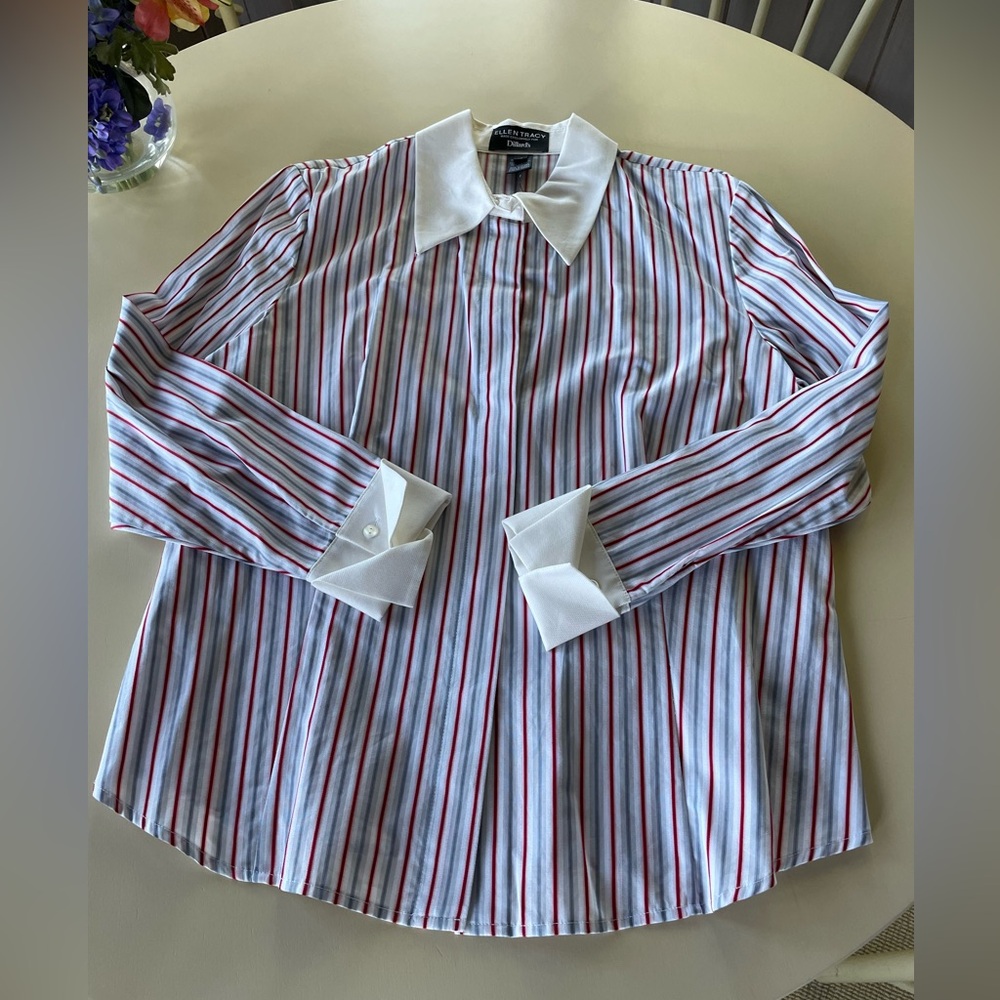 Ellen Tracy blouse with contrast whitecuff and collar - Size 16